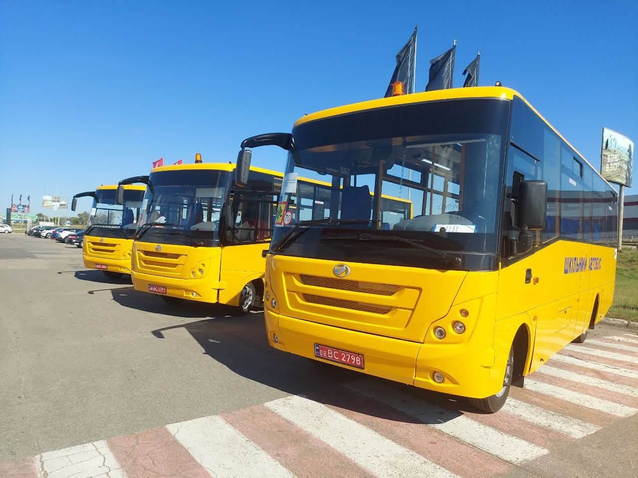 Ще пʼять інклюзивних шкільних автобусів передали громадам Одещини
